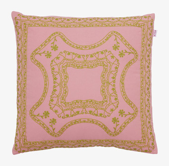 Foto av rektangulär kudde med rosa och grönt mönster