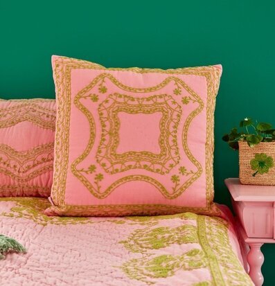 Bild av hemtrevlig interiör med rosa och gröna toner