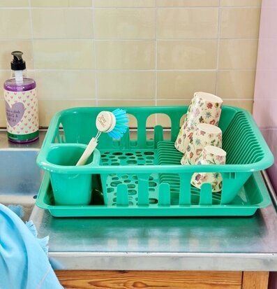 Bild av praktiskt kökshörn med färgglatt diskställ