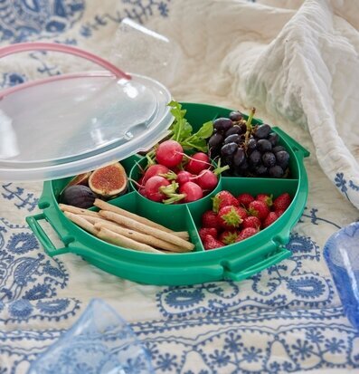 Bild av serveringsbricka med färska råvaror