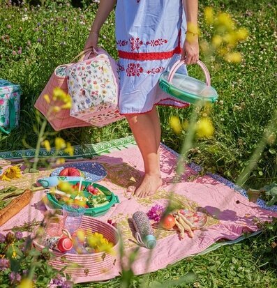 Bild av färgglad picknick på blomstrande sommaräng