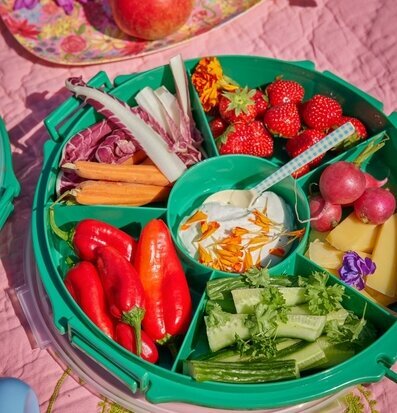 Foto av färgglad serveringsbricka med delikatesser