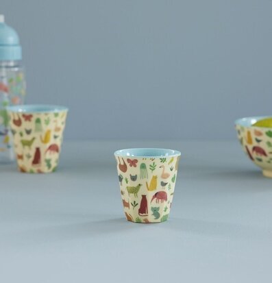 Bild av färgglad mugg med djungelmotiv och djur