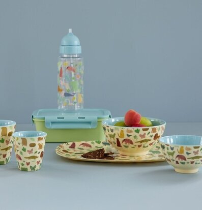 Foto av färgglada produkter i djungeltema-design