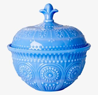 Bild av blå glasvara med blomstermönster och lock