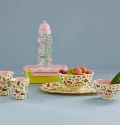 Bild av färgglada köksartiklar med djungelmotiv