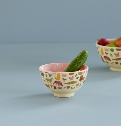 Foto av färgglad skål med djungelmönster och frukt