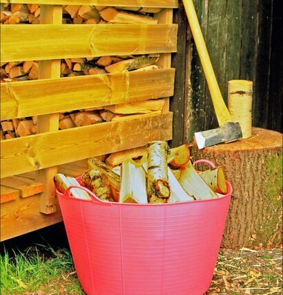 Tubtrugs Förvaringshink Orange från Tubtrugs fylld med ved