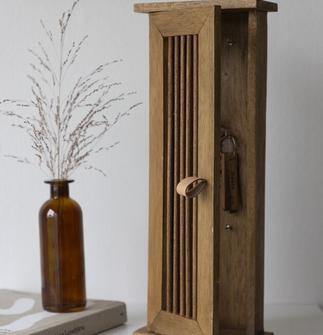 Nyckelskåp Trä Brun från Different Design på ljus vägg