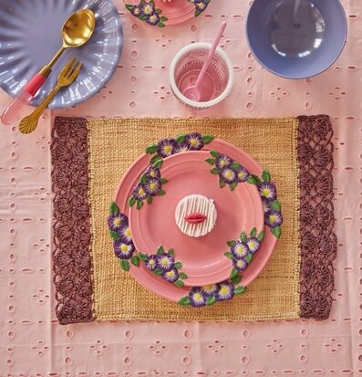 Bild av charmig bordsdukning med färgglada detaljer