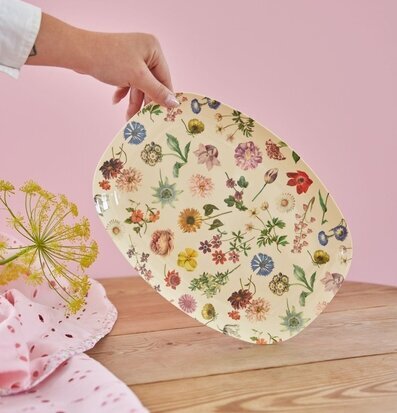 Bild av dekorativ tallrik med blommigt mönster