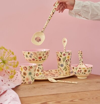 Bild av köksartiklar med blommigt mönster och pastellfärger