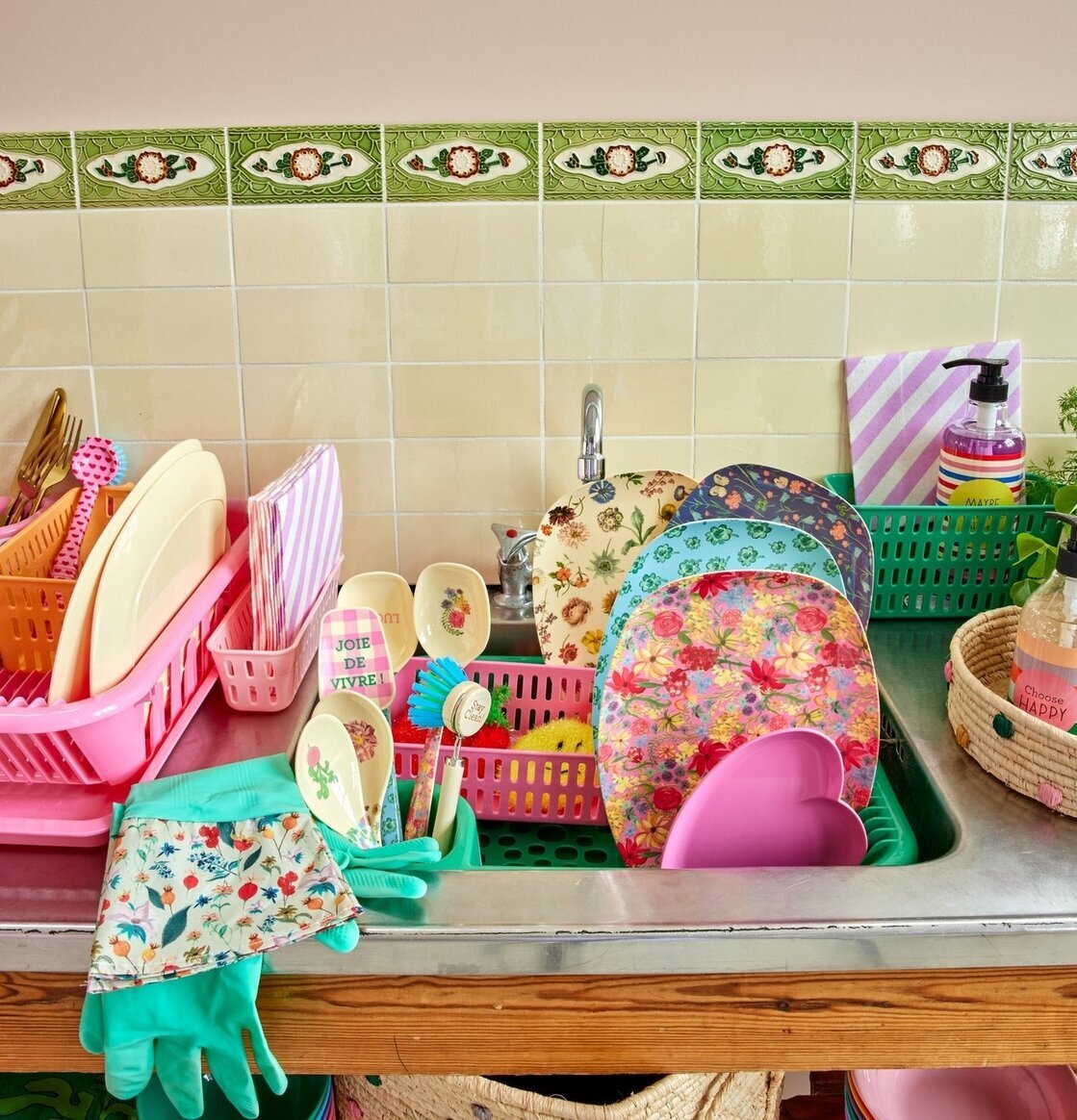 Tallrik Floras Dream Print från Rice i livfullt kök