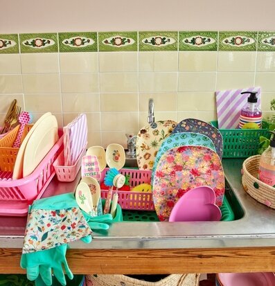 Foto av färgglad diskho med livfulla hushållsartiklar