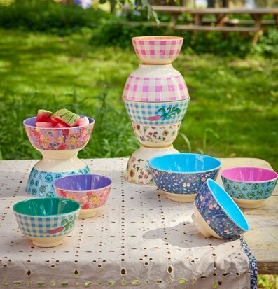 Foto av färgglada skålar i naturskön utomhusmiljö