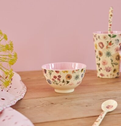 Bild av vackra köksprodukter med blommigt mönster