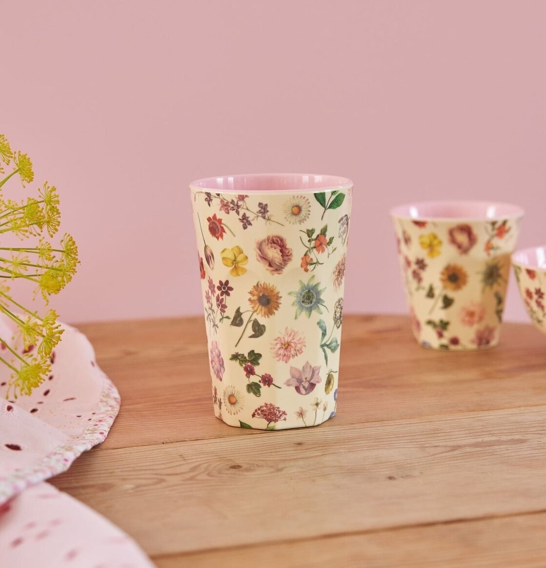 Bild av en vackert dekorerad mugg på rustikt bord