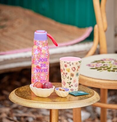 Foto av charmigt utomhusarrangemang med färg och form