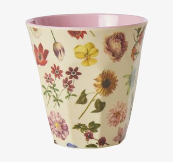 Bild av melaminmugg med blomsterdesign och färgspel