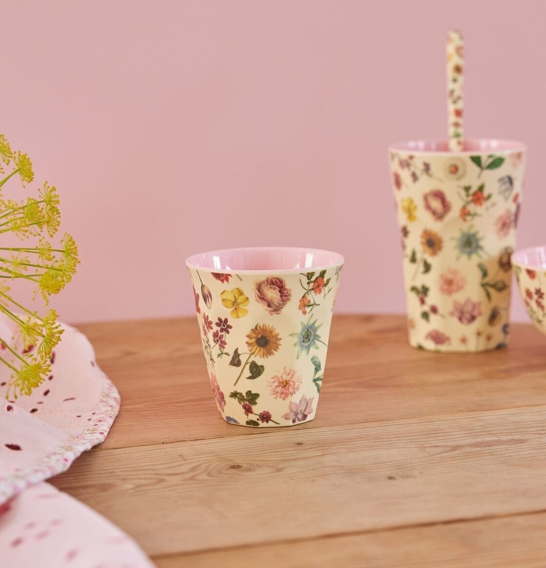 Bild av färgglada blommiga melaminmuggar på träbord