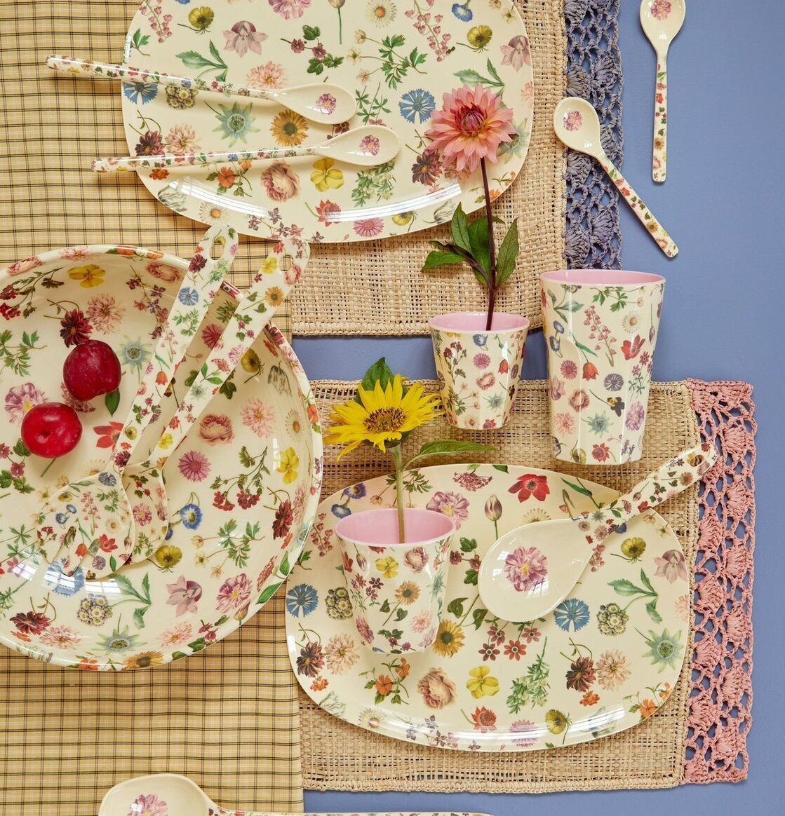 Bild av färgglada melaminartiklar med blomstermönster