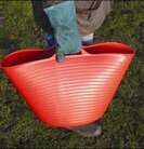 Bild av färgstark förvaringshink utomhus i trädgården