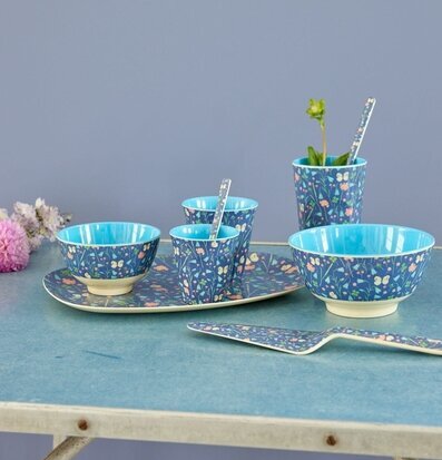 Bild av färgstarka och dekorativa köksartiklar