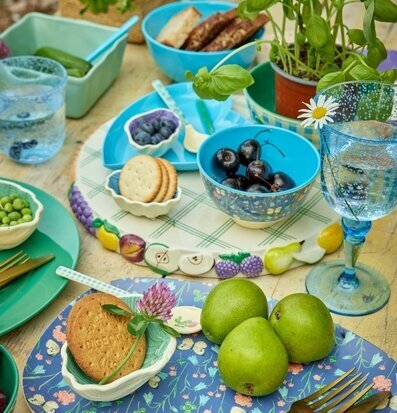 Bild av färgstark och inbjudande sommardukning