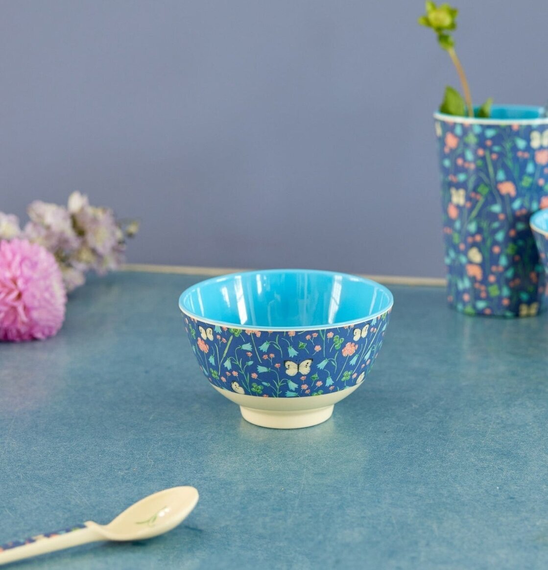 Liten Skål Butterfly Field Print från Rice på blått bord