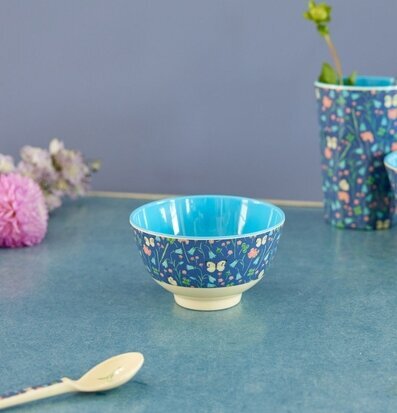 Bild av färgglad skål med fjärilar och blommor