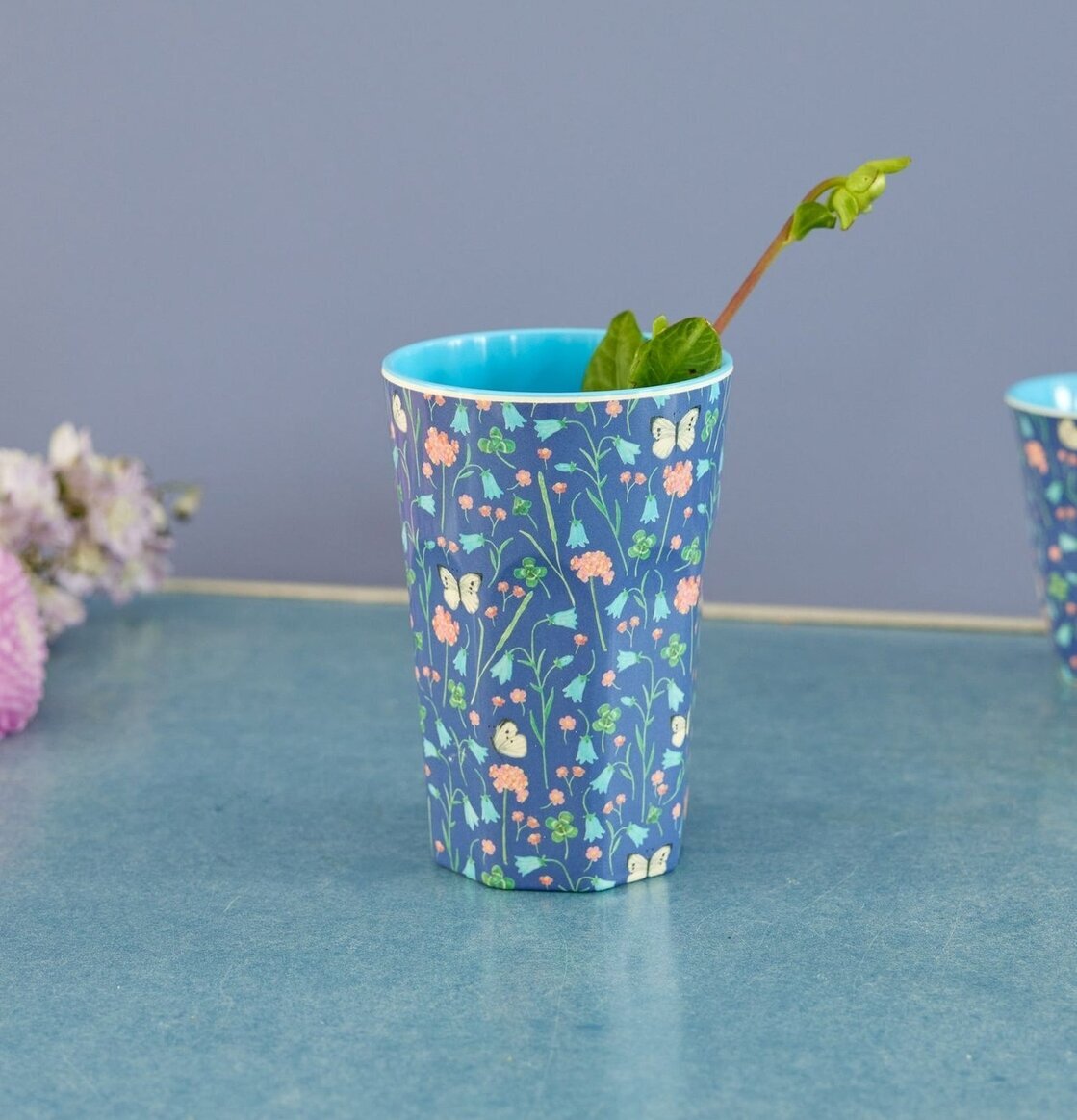 Bild av mugg med livfullt fjärils- och blommönster