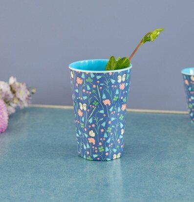 Bild av mugg med livfullt fjärils- och blommönster