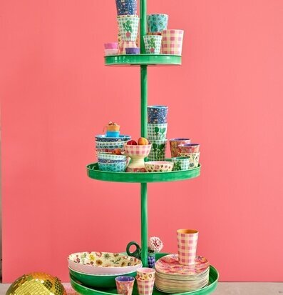 Bild av färgglad servering med lekfull dekoration