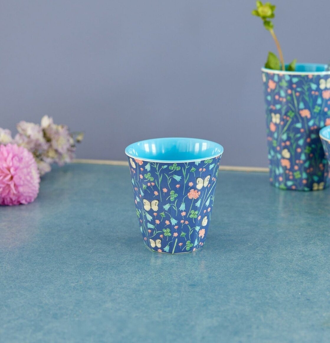 Melaminmugg Butterfly Field Print från Rice på blå yta