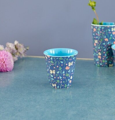 Bild av färgglad mugg med blommor och fjärilar