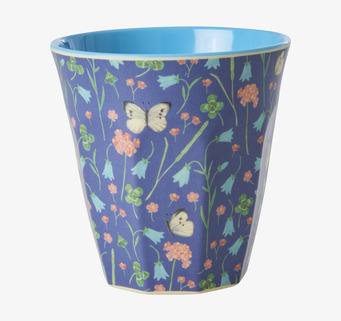 Bild av mugg med fjärils- och blomdesign i melamin