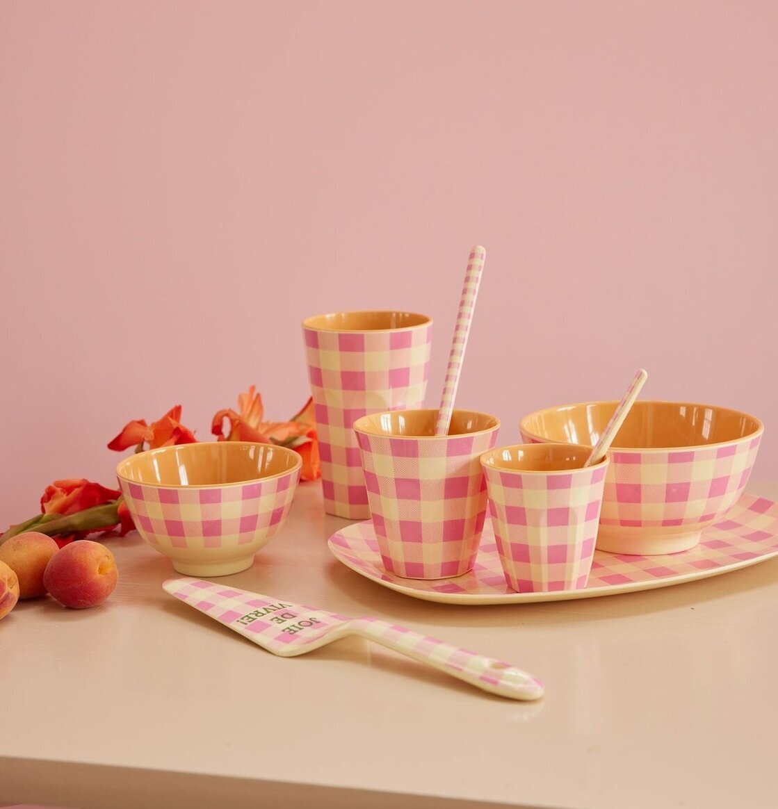 Mugg Latte Check It Out Print från Rice med rosa rutmönster