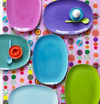 Bild av färgglada keramiska serveringsfat och tillbehör