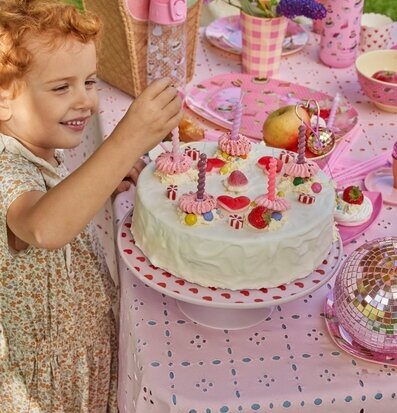 Bild av livfull utomhusfest med färgglada detaljer