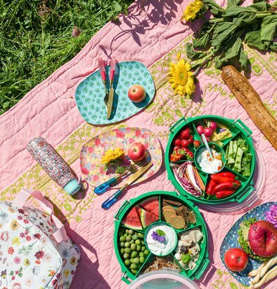 Bild av en färgglad och inbjudande sommarpicnic