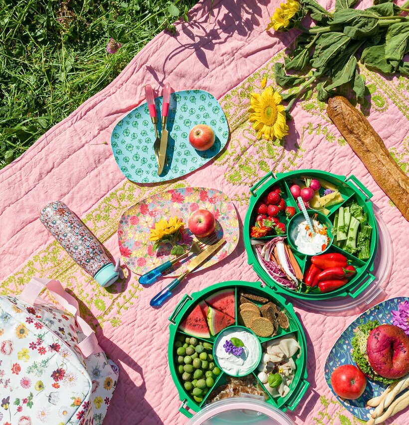 Tallrik Good Luck Print från Rice på en färgglad picknick