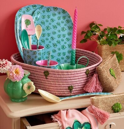 Bild av färgstarka inredningsdetaljer och dekorationer