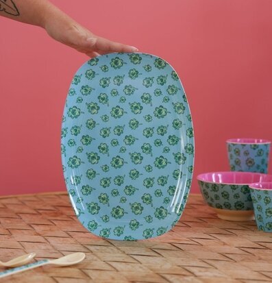 Bild av rektangulär tallrik med blomprint och skålar