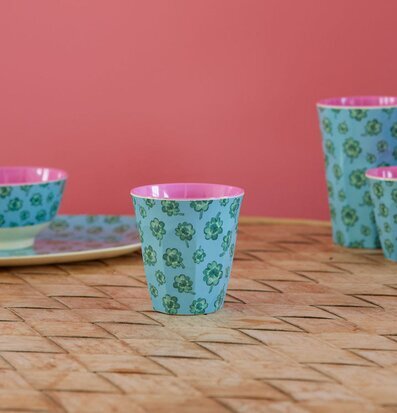 Bild av färgglad mugg med blommönster och rosa insida