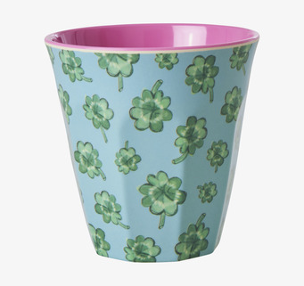 Bild av färgglad mugg med fyrklöver och rosa insida