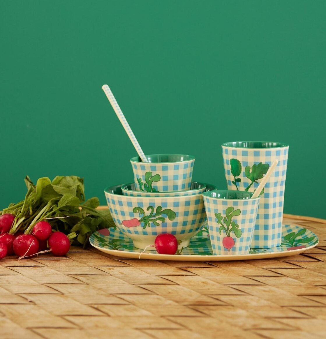 Bild av färgglada och inbjudande produkter i harmoni