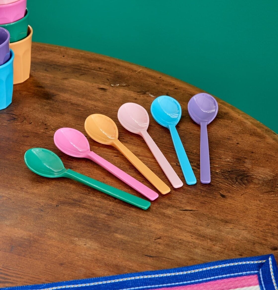 Korta Skedar 6-pack från Rice på ett mörkt träbord