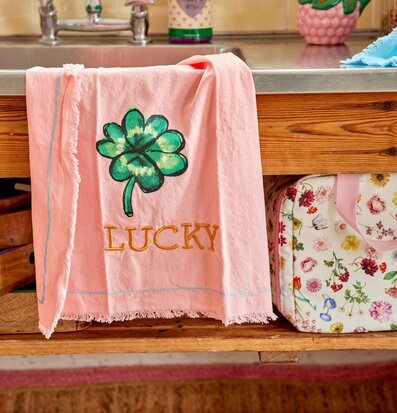 Bild av ett hemtrevligt kök med färgglada detaljer