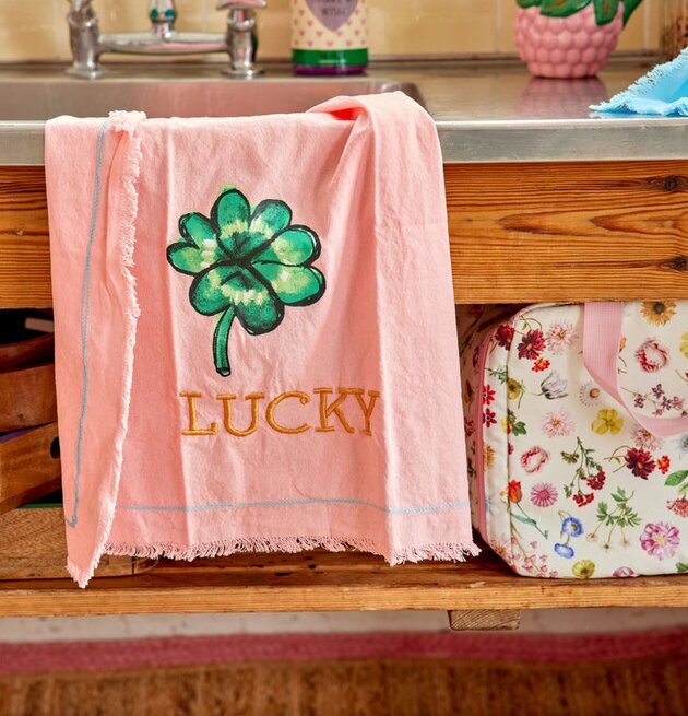 Kökshandduk Good Luck Print från Rice i rustikt kök