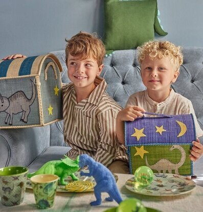 Foto av barn som leker i färgglad och kreativ miljö